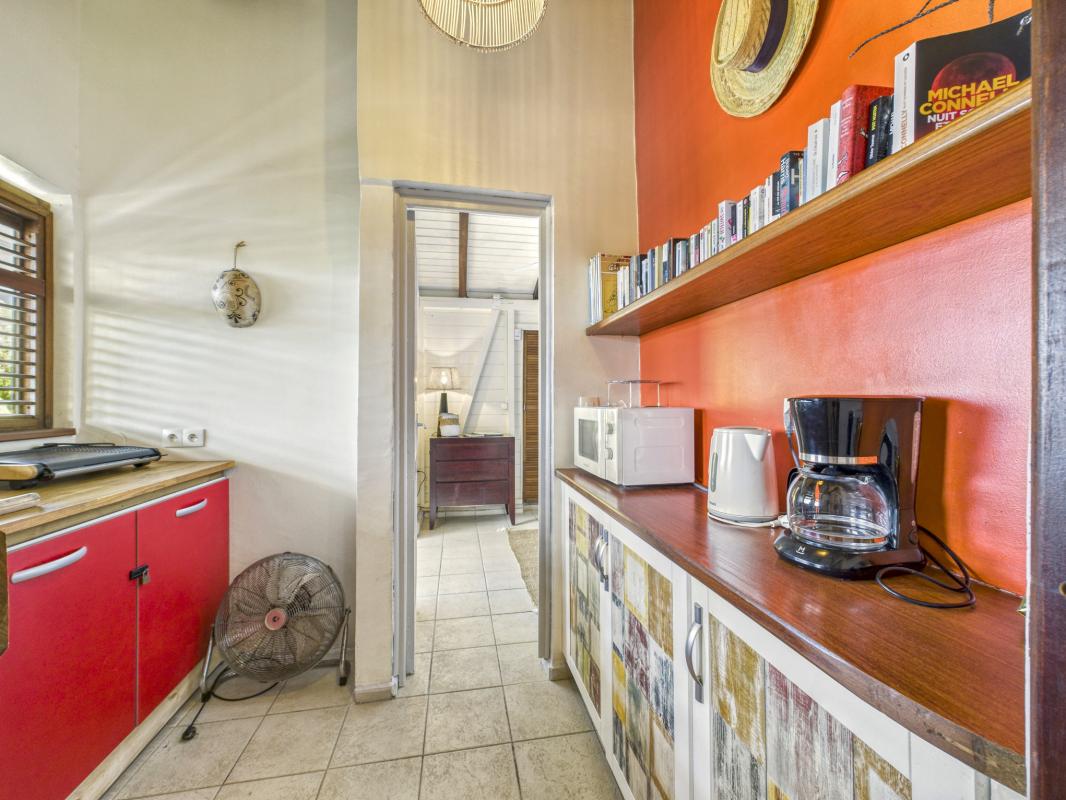 23.Location Villa piscine Deshaies Guadeloupe_couloir entre 2 chambres